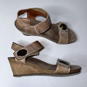 Taos Women’s Carousel 2 Wedge Sandal Tan Leather Size 41